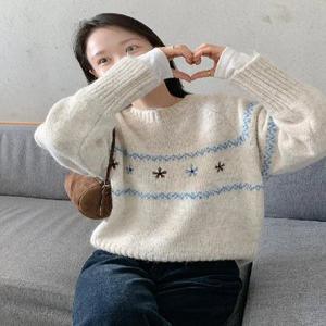 우드플라워 자수 라운드넥 니트 (one color)