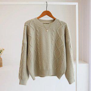 [잇수다] 블레져 꽈배기 케이블 루즈핏 라운드 니트