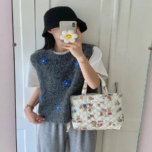 로벨리아 자수 니트 조끼 (3color)