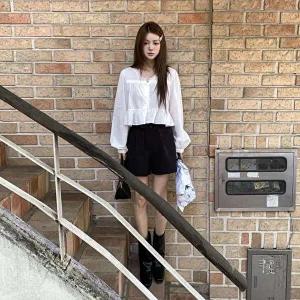 [옷자락]여성 러블리 코튼 레이스 크롭 셔링 브이넥 블라우스