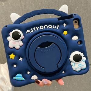 아이패드 프로2세대 10.5인치 러블리 우주인 거치대 스트랩 실리콘 태블릿 케이스