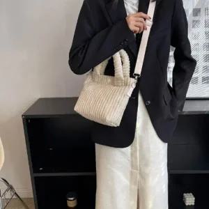 도톰한 소재로 부드러운 촉감 소프트한  왕골덴 가방 똑딱이 원버튼 크로스백