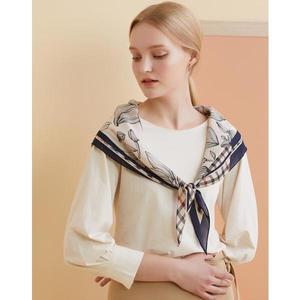 [닥스](강남점)DCSC2F351N2 네이비 하우스체크 플라워 실크 스카프