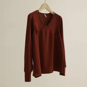 [66-110] 레번 절개 브이 레이스 배색 블라우스