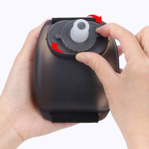 미니 손목 물병 누출 방지 부드러운 스티커 붙여 넣기 휴대용 물 컵 조정 가능한 실리콘 하이킹