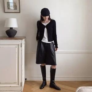 [다잇템] 여자 폴리우레탄 와이드핏 인조가죽 힙무드 레더 반바지