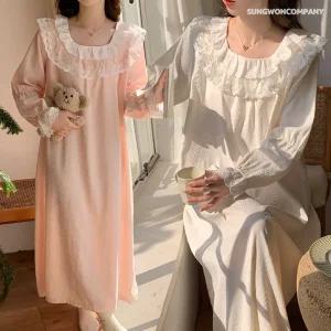 이너퀸 프리수 여성용 라운드넥 더블 캉캉 레이스 카라 브라캡 캡내장 노브라 자가드 패턴 밴딩 시보리 긴팔 롱 원피스 잠옷 홈웨어 이지웨어 더블레이스패턴원피스