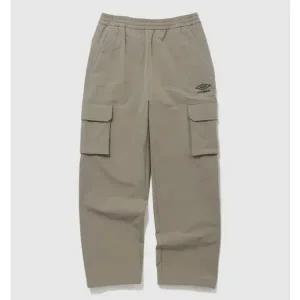 [엄브로] 폴라 카고 기모 스트레이트 팬츠 BB UP421SPTO8 GBR1 BLK0