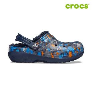 [크록스]클래식 프린티드 라인드 클로그 아동 방한 털샌들 205815-463