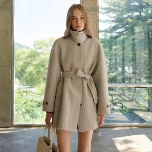 [롯데백화점]온앤온 카라비조 중기장 핸드메이드 코트 NEW4WH910