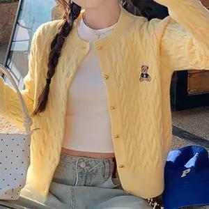 [아우트]라운드넥 곰돌이자수 하트단추 긴팔 꽈배기