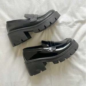 통굽 에나멜 무광 로퍼 여성 원피스 코디 검정 구두 (WFK5LCA)