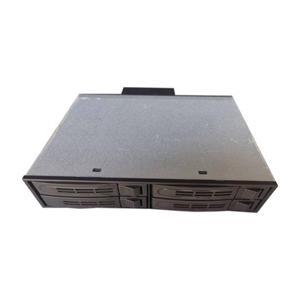 하드디스크 케이지. 핫 스왑 가능 모듈 4개 섀시에 광학 드라이브 슬롯 1개 2.5 인치 NAS 내장