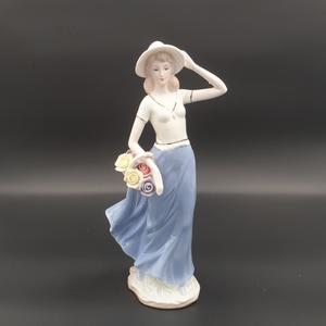 모자쓴꽃바구니여인/  도자기 피겨린  웨딩 선물 포슬린 유럽 엔틱 장식 인형