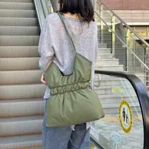 패딩 주름 캐주얼 숄더백 와이드 데일리 가방가벼운 쉐입 2030여성 외출 심플 셔링디테일