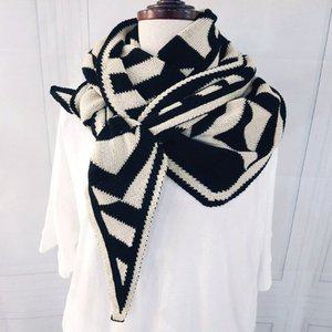 [애슬릿] 도형 뜨개 니트 삼각 어깨 숄 케이프 망토