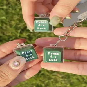 네잎클로버 수능 부적 응원 키캡 키링 행운 선물 [lucky 럭키 귀여운 딸깍이 키보드 열쇠고리 스트레스해소 합격 복 기원 우정 커플 네잎클로바 포인트 키캡키링 템 가꾸]