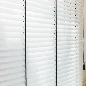 LUCKHEE 리본 우드블라인드 그린N화이트 라인 오동나무 댕기 원목 커튼 암막 거실창 창문 브라인드