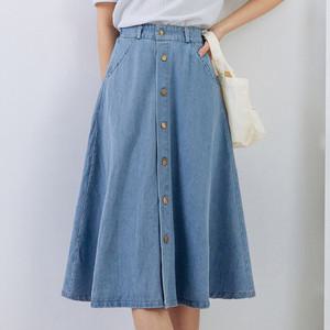 [올리비에스클로젯] 버튼 클로징 데님 플레어 스커트_O2503SK014A