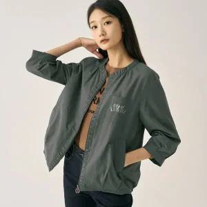 [지센] 2컬러 라운드넥 포켓자수 집업 숏 자켓 LCCAN924_P410376386