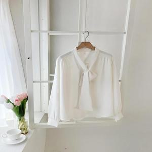 여자 봄 하객 정장룩 찰랑 리본 타이 블라우스_3