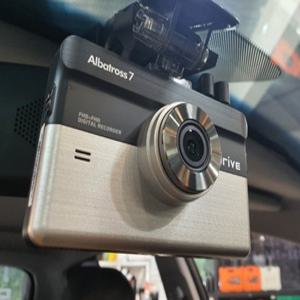 무상장착포함 유라이브 알바트로스7 블랙박스 32G CBB-E610P