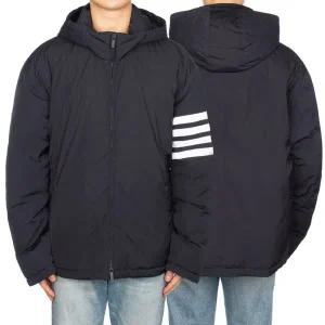 [톰브라운] 남성 사선 후드 다운 패딩 자켓 MJD102X 07259 415