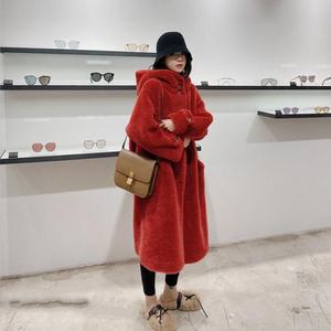 무릎 위에 캡이있는 2025100% 양고기 양모 Haining 모피 코트 입상 벨벳 두꺼