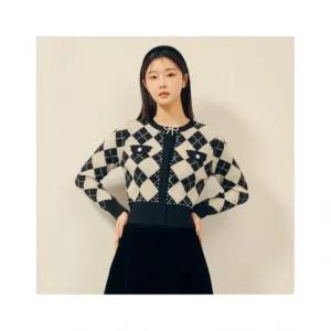 JJ지고트 펄 브로치 아가일 크롭 가디건 GPBP1CD101 304528