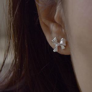 925실버 리본 귀걸이 귀여운 데일리 플리츠 리본 은귀걸이