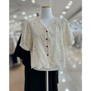 [갤러리아] 부루앤쥬디 나비꽃자수브이넥블라우스 BBRGBL109B