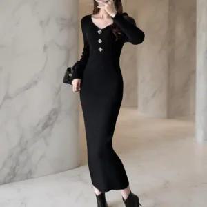 [다잇템] 여성 롱 슬림핏 골드버튼 스웨터 골지 하트네크 원피스