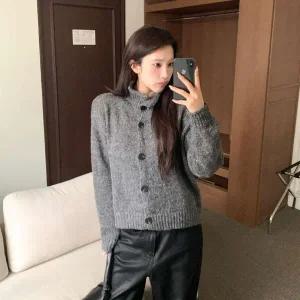 [하프클럽/]여성 캐주얼 왕단추 오버핏 하이넥 니트 가디건