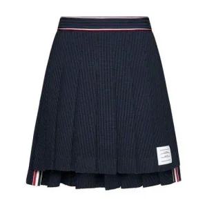 [톰브라운]THOM BROWNE 톰브라운 유니버시티 스트라이프 플리츠 미니 스커트 (FJK091A F0302 415)