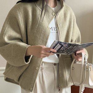 [신세계라이브쇼핑][샵앤] 여성 핸드메이드 울100 하프넥 가오리 집업 빅포켓 숏코트 SIU-WJK-3722-연카키