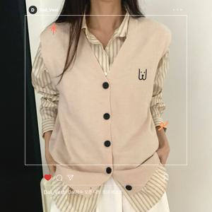 세련된 여성 니트 V넥 조끼로 완벽한 레이어드 룩 완성하기! 다양한 스타일링이 가능한 여성 니트 V넥 조끼 추천!