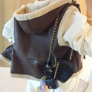 피터 배색 양털 뽀글이 포켓 페이크 가죽 레더 무스탕 세미크롭 후드 조끼베스트 (2color)