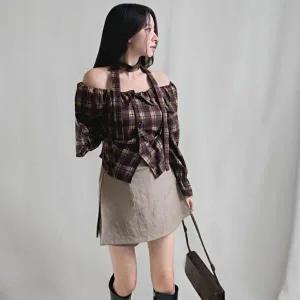 [신상오픈런]|CHH41C3|여성 체크 패턴 언발란스 오프숄더 블라우스 초커 스타일