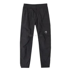 [롯데백화점]CP컴퍼니 24SS 남성 16CMPA053A 005904G 999 렌즈 와펜 조거 팬츠 블랙