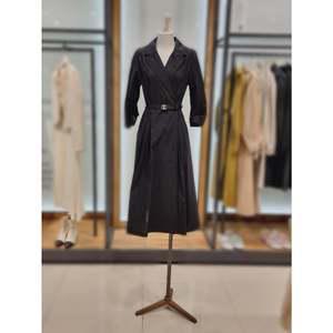 듀엘 듀엘 오픈카라 벨티드 롱 원피스 L242PSE032