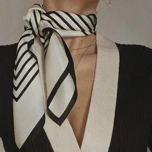 여성용 롱 스카프 간절기 패션 코디 여자 사각 숄 머플러 가방끈 레이어드 헤어 장식