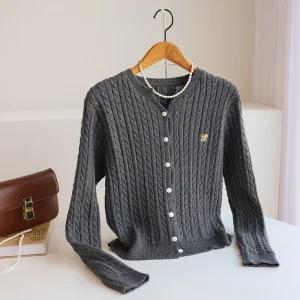 [잇수다] 헤츄셜 이니셜 자수 꽈배기 라운드 니트 가디건