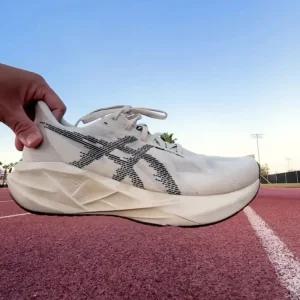 아식스 노바블라스트 5 러닝화 오트밀 블랙 1011B974-2