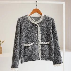 [잇수다] 세토롤 레이스 레이어드 노카라 라운드 퍼 니트 자켓