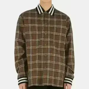 디몬트 22 S/S 버버리 남성 스트라이프 카라 체크 셔츠(브라운) 8048181 A9011