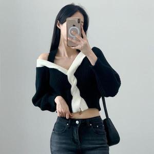 [옷자락]여자 홀터넥 케이블 배색 크롭티 브이넥 하찌 니트