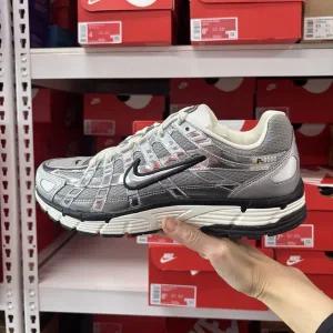 [나이키]국내매장 나이키 발편한 운동화 P-6000 메탈릭 실버