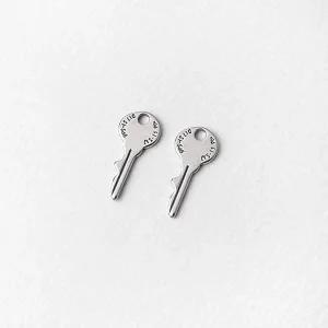 비즈아이 [8-050-24]써지컬스틸 펜던트 레터링열쇠 8.5x19mm ,1개