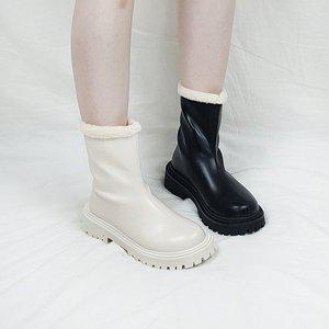 [디아]아무 오버솔 스티치 털안감 뒷지퍼 키높이 미들부츠 5cm