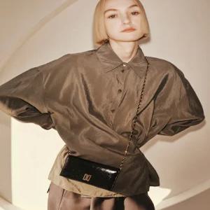 닥스 액세서리 25SS [DD CHAIN] 블랙 DD로고 소가죽 장지갑(스트랩 탈부착 가능) DCWA5E230BK